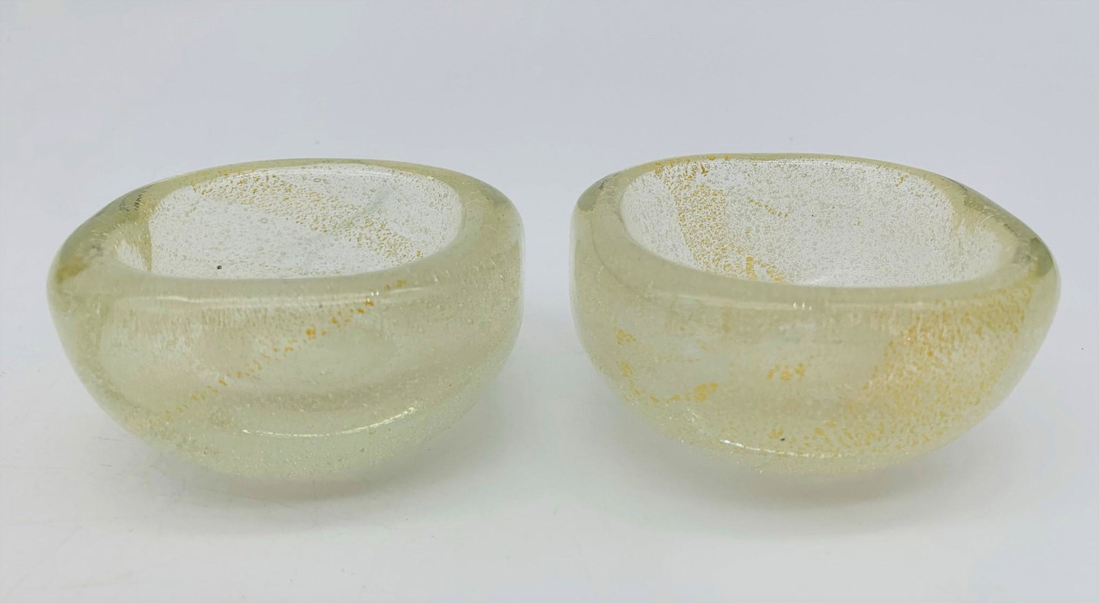Pair of Venini Murano Bowls: Pair of Carlo Scarpa for Venini Murano Art Glass Bowls. Signed on the base. Good condition. Measures 1-5/8" x 2-7/8". Third party shipping.