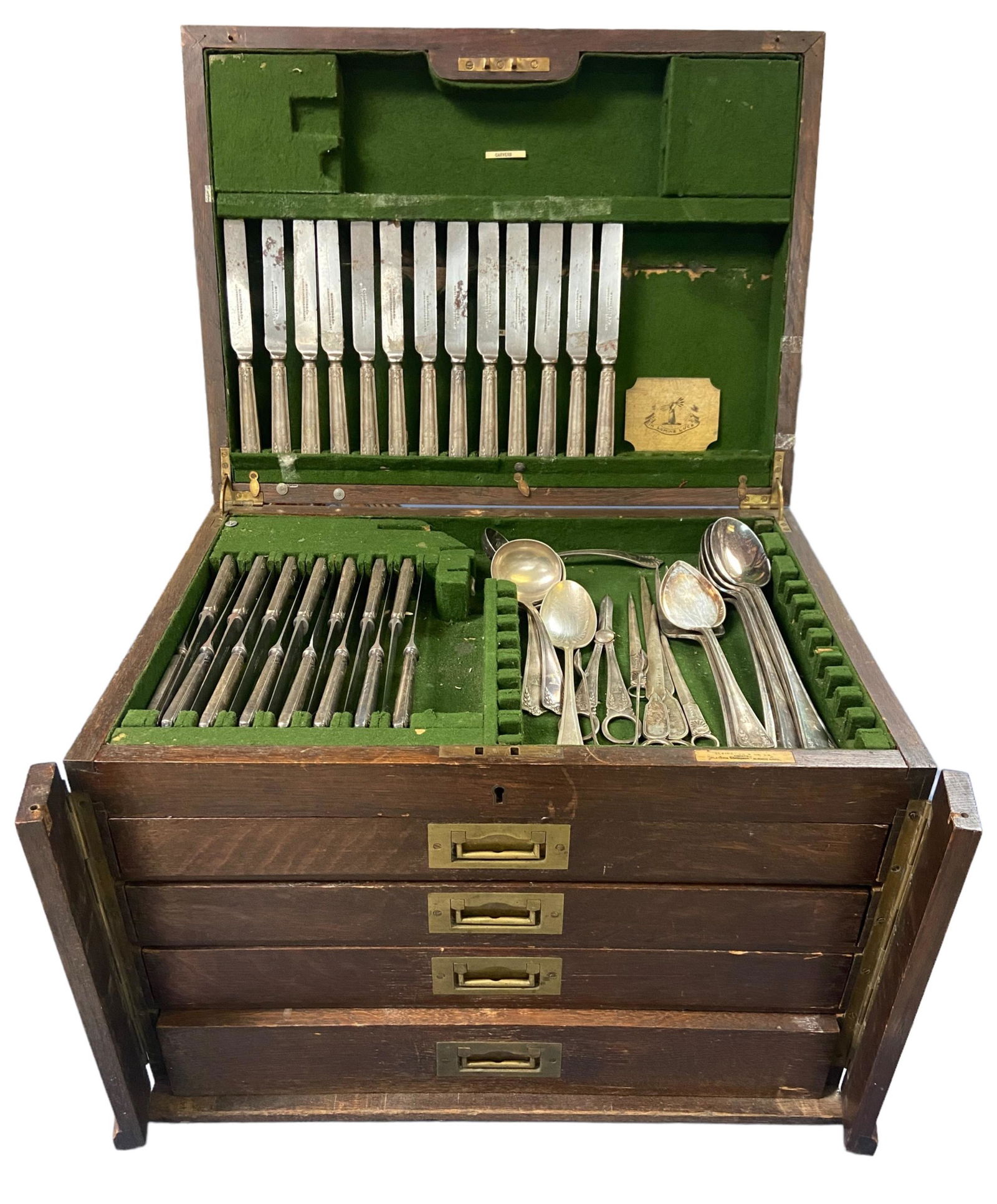 Antique Elkington Sheffield Plate Flatware Set: Antique Elkington Sheffield Silver Plate Flatware Set. In original oak case. Entire set includes 147 pieces: 17 Serving pieces includes one large punch ladle. 13 knives 8", 15 knives 9", 18 fish knive