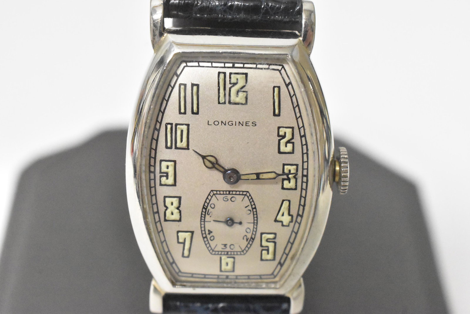 Longines 18K 1940's: Longines 18K 15J, hinged 18K case, no monograms, great dial 1940's, running condition when catalogued, 31 grams