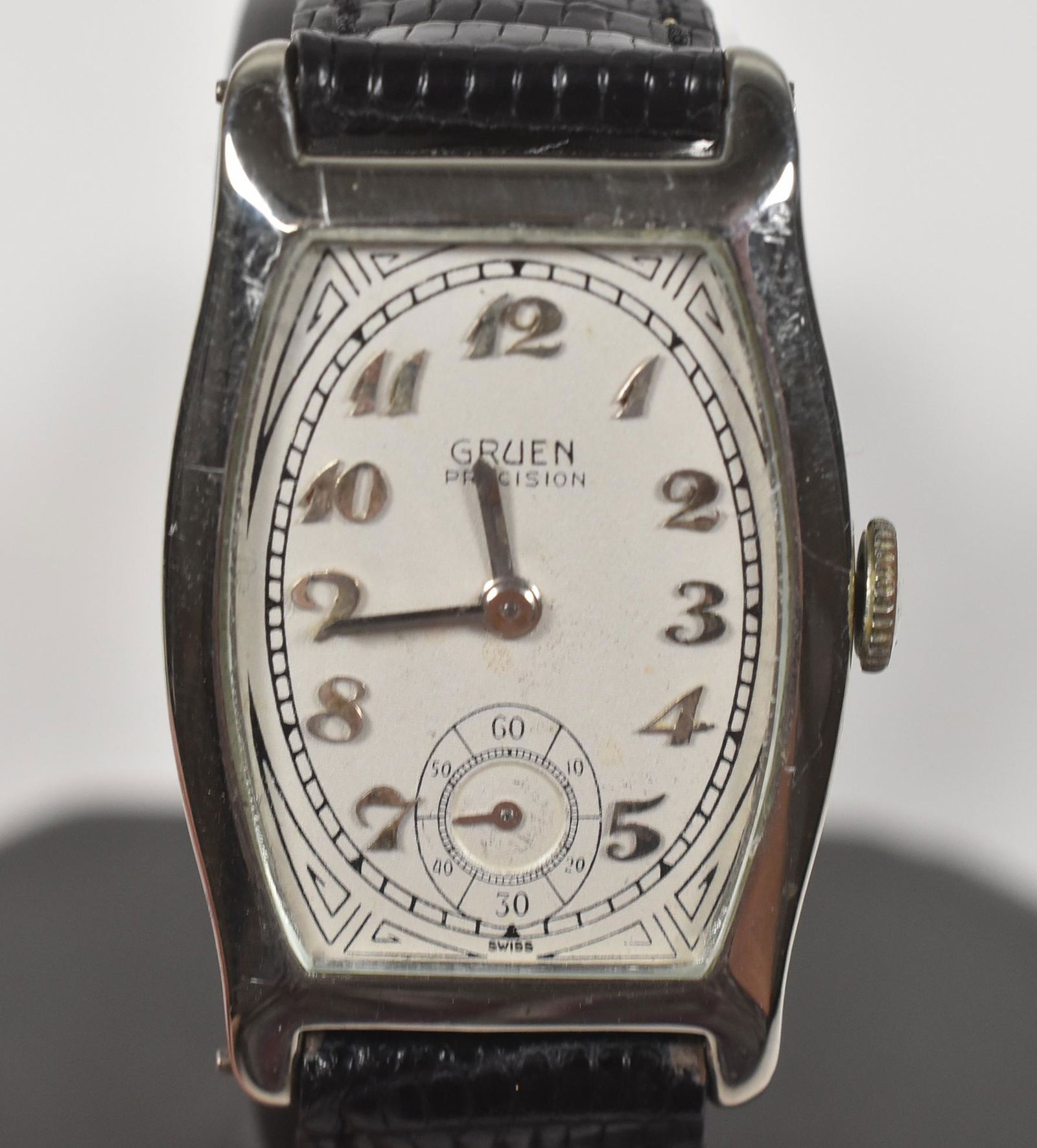 Gruen Tonneau 18K 1920's: Gruen Tonneau, White 18K gold, barrel case, stamped Gruen Cincinnati, 17J engraved movement, great dial, engraved back, running condition when catalogued. 25 grams
