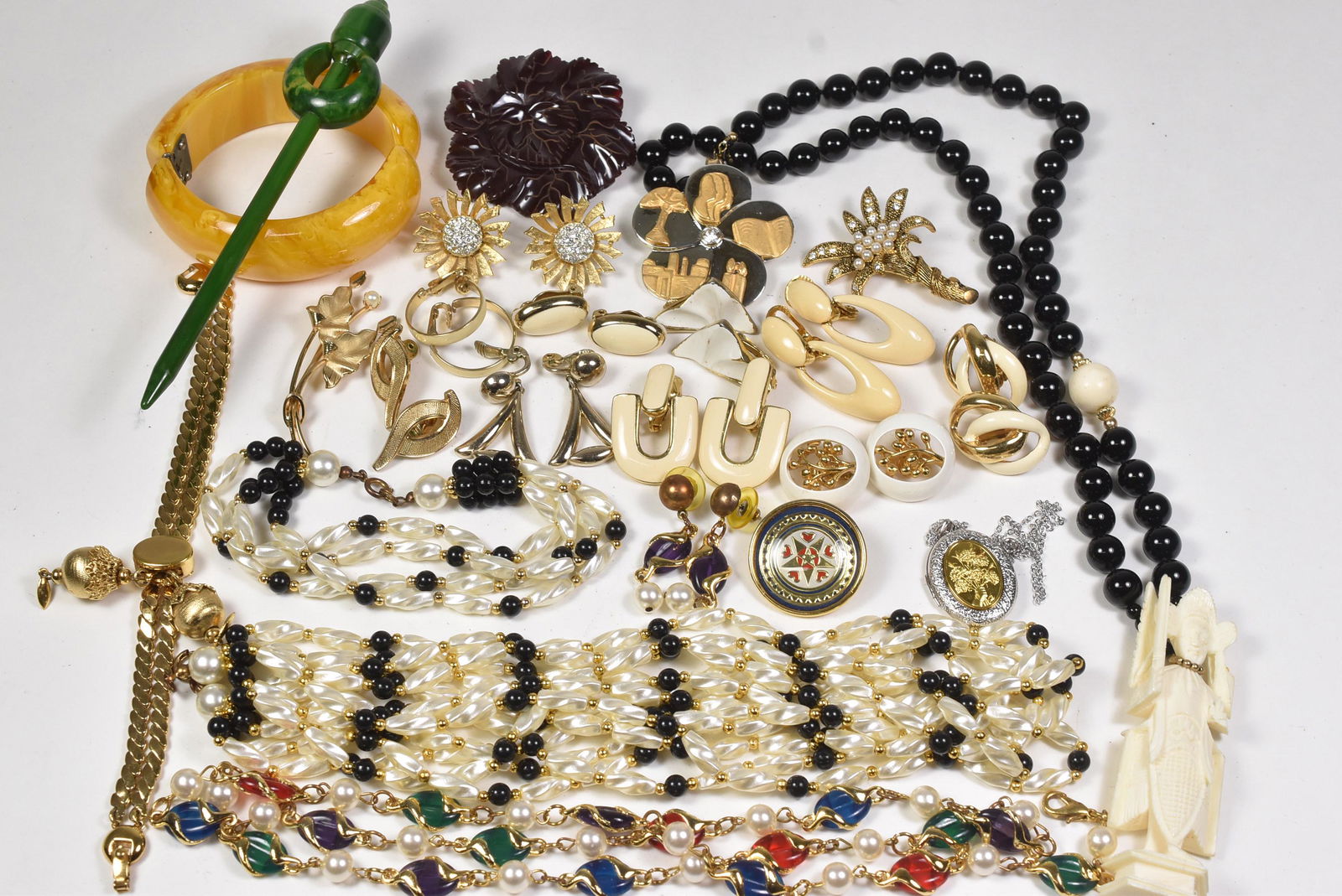 Napier, Trifari, Direction One, Bakelite (1 of 5)