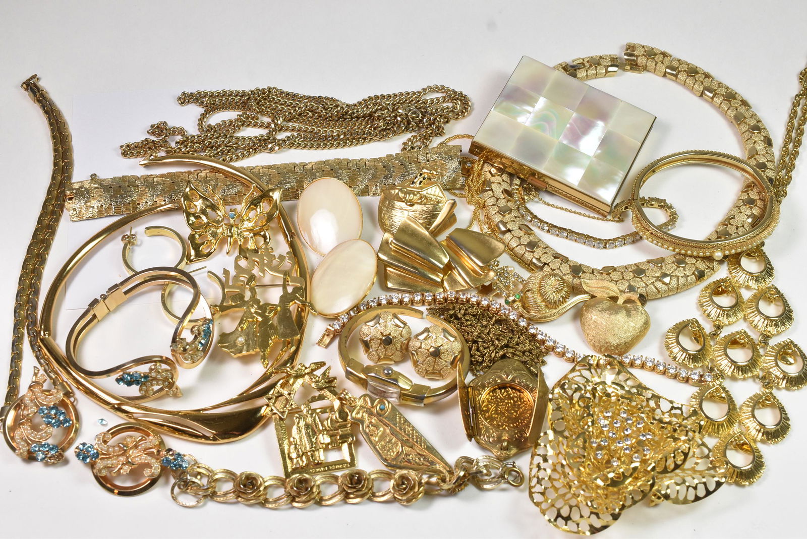 Mother of Pearl Compact, Colibri, Cora, Trifari, Monet: Mother of Pearl compact not marked but looks to be Colibri, Cora, Trifari, Monet, Yal Bergens, snail. 880 grams