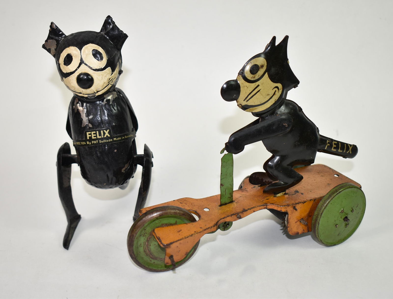 2 Felix the Cat Tin Windup Toys: 2 Felix the Cat tin windup toys. Very good condition, original paint, 3 wheel cart not working. Stand up Felix 1922, winds but works slow, tail is loose.