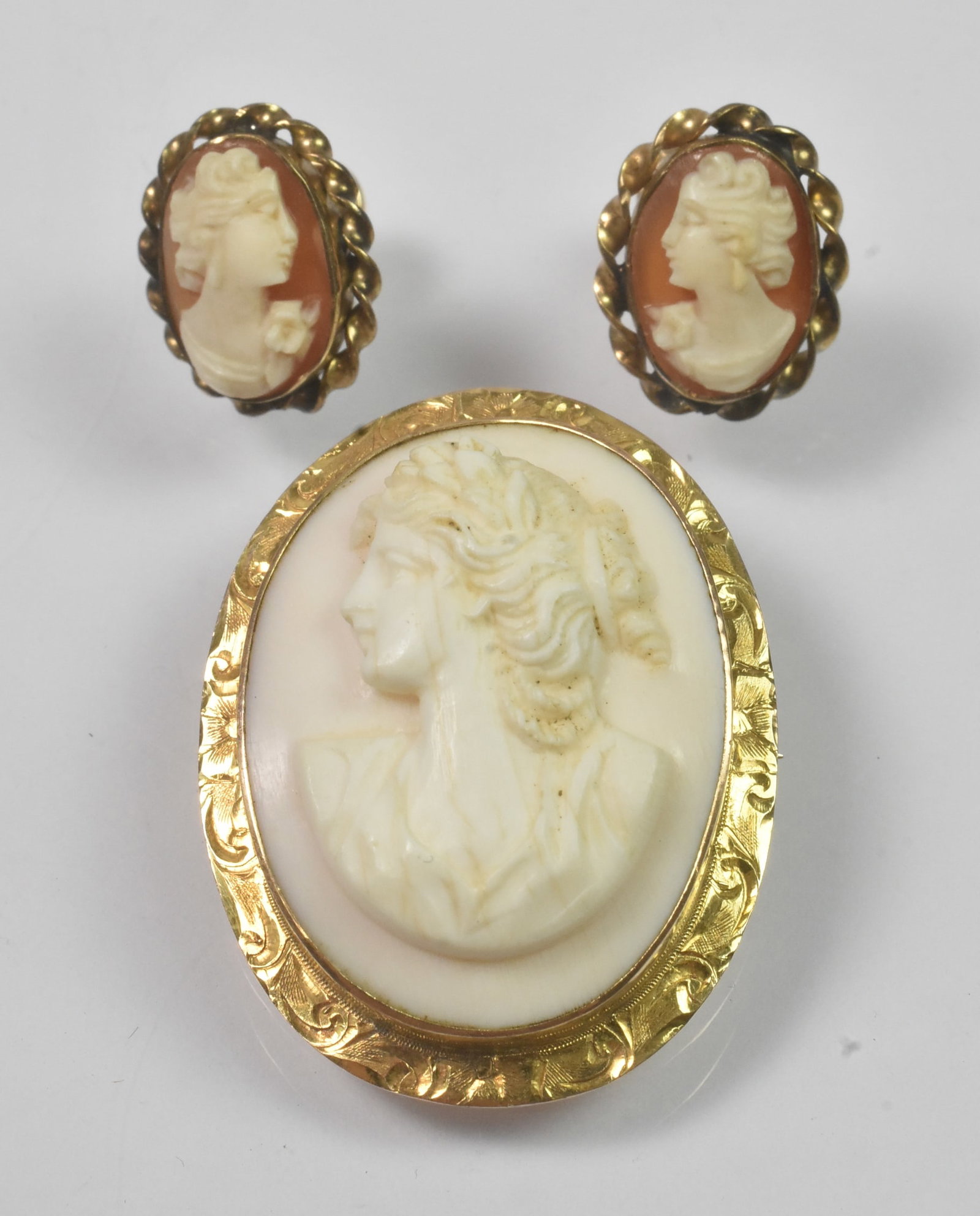 Shell Cameo And Earrings 10k Gold (1 of 6)