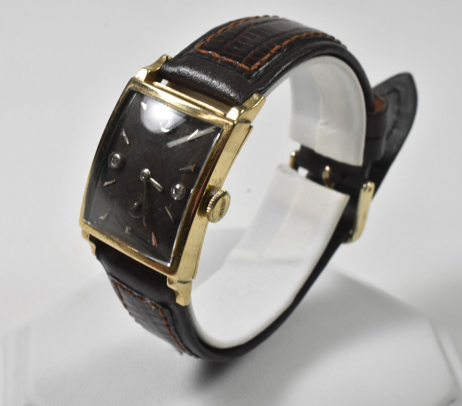 14K Gruen Curvex Watch Diamond Dial: 14K Gruen Curvex watch with diamond dial. 22mm x 36mm case by Gruen, 17 jewels, and #370 movement. Serial #D204654. Running with some finish loss to the dial. Case weight 25 grams.