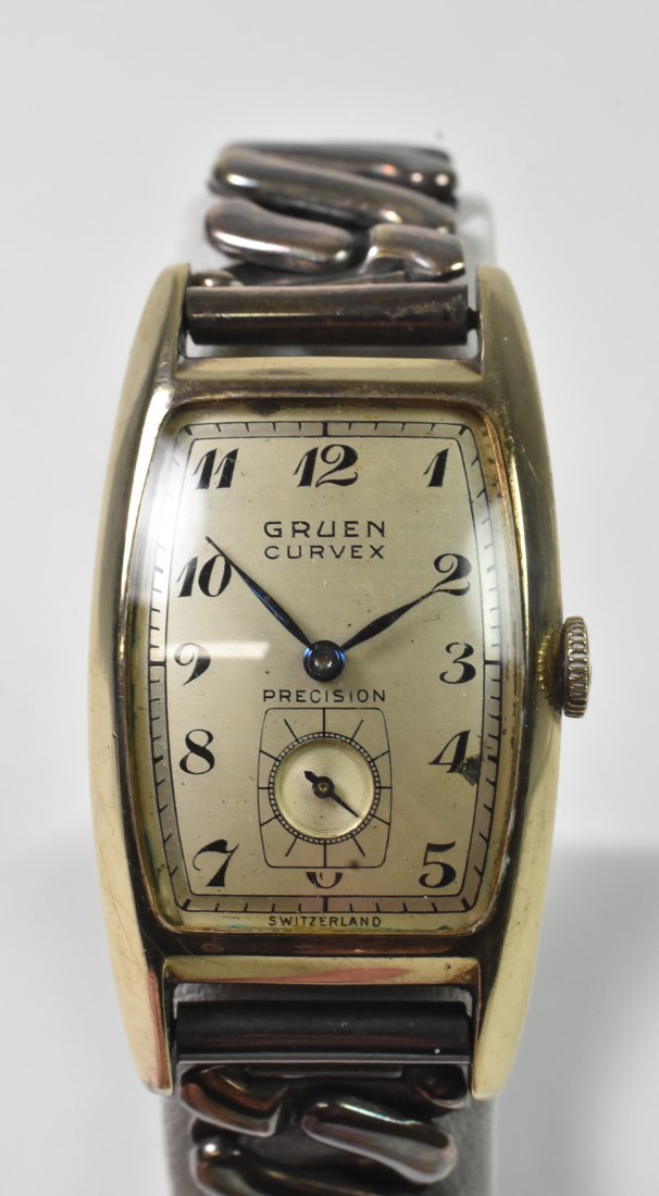 14K Gruen Curvex Wristwatch: 14K Gruen Curvex wristwatch with 14K 44mm x 22 mm case. Gruen Curvex 17 jewel movement. Marked 440 and 6373. Wadsworth Gruen case. Not running. Case weighs 24 grams.