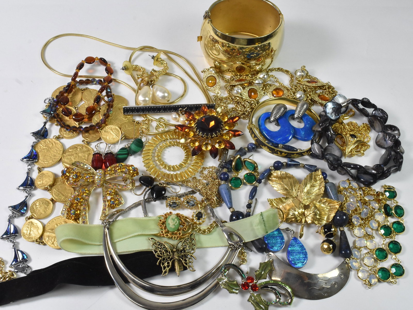 Lot of Gone Toned Jewelry, Coin Necklace, Abalone: This lot has a variety of gold toned jewelry. This lot includes a necklace, bracelet and earrings in the style of Swarovski, an earrings an necklace set with a sapphire look. There are two abalone pie