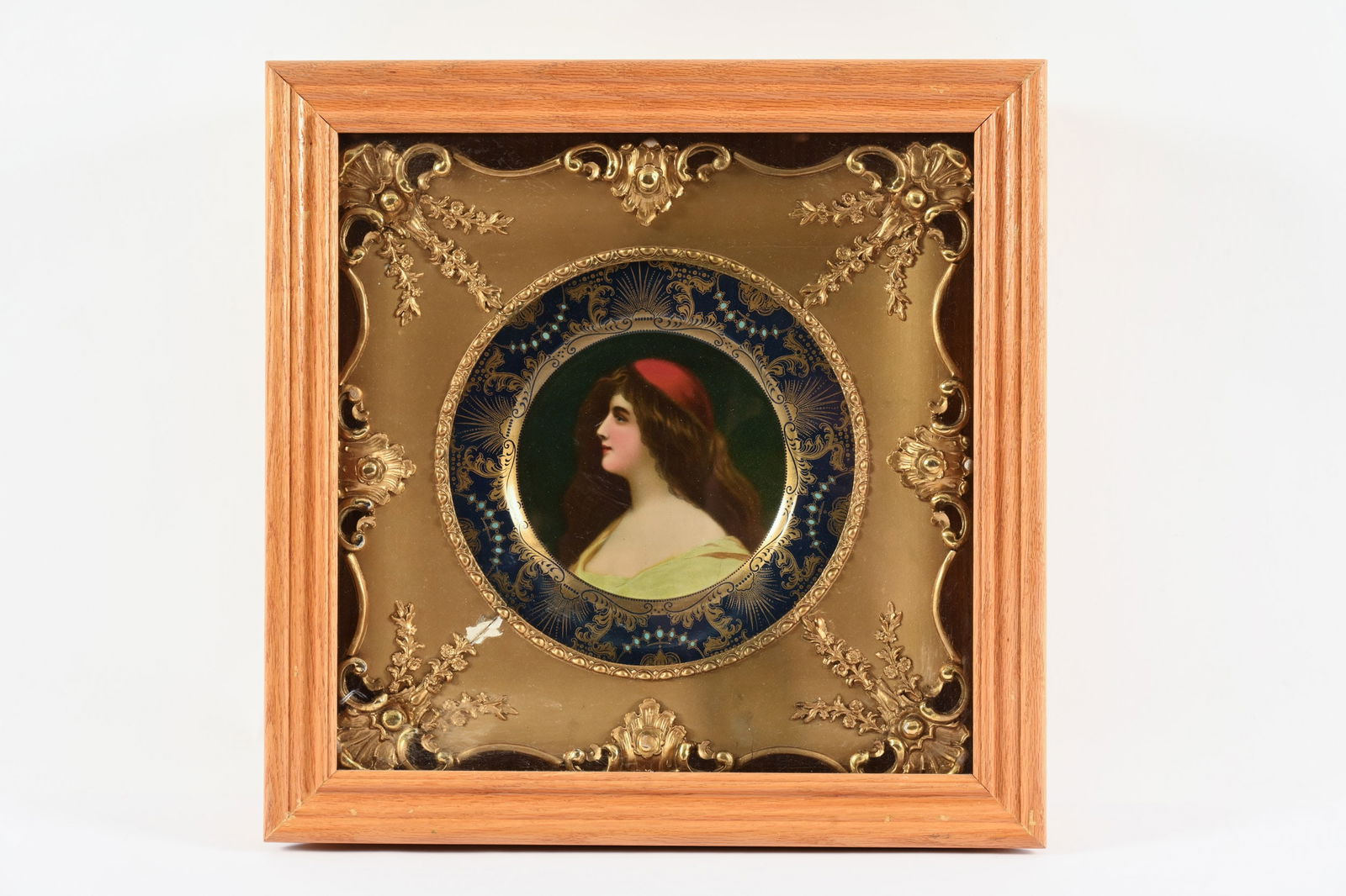 1905 COCA-COLA VIENNA ART PLATE IN SHADOWBOX FRAME: 1905 COCA-COLA ADVERTISING VIENNA ART PLATE IN SHADOWBOX FRAME MARKED WESTERN COCA-COLA BOTTLING WORKS ORIGINAL WOOD FRAME FRAME SHOWS SOME AREAS OF PAINT LOSS TIN PLATE IN VERY GOOD CONDITION