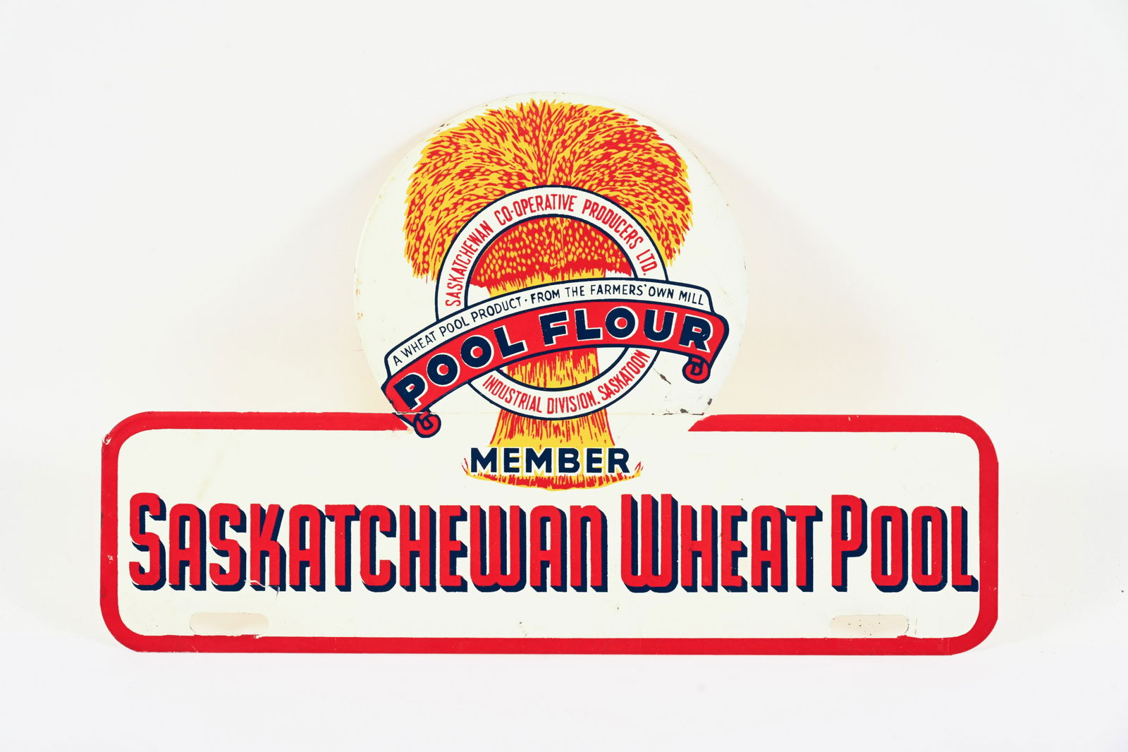 SASKATCHEWAN WHEAT POOL TIN LICENSE PLATE TOPPER: SASKATCHEWAN WHEAT POOL MEMBER TIN LICENSE PLATE TOPPER SASKATCHEWAN CO-OPERATIVE PRODUCERS LTD. NEW OLD STOCK CONDITION SHOWS SOME SURFACE SCRATCHES 11"X7" *ALL ITEMS GUARANTEED AUTHENTIC BY