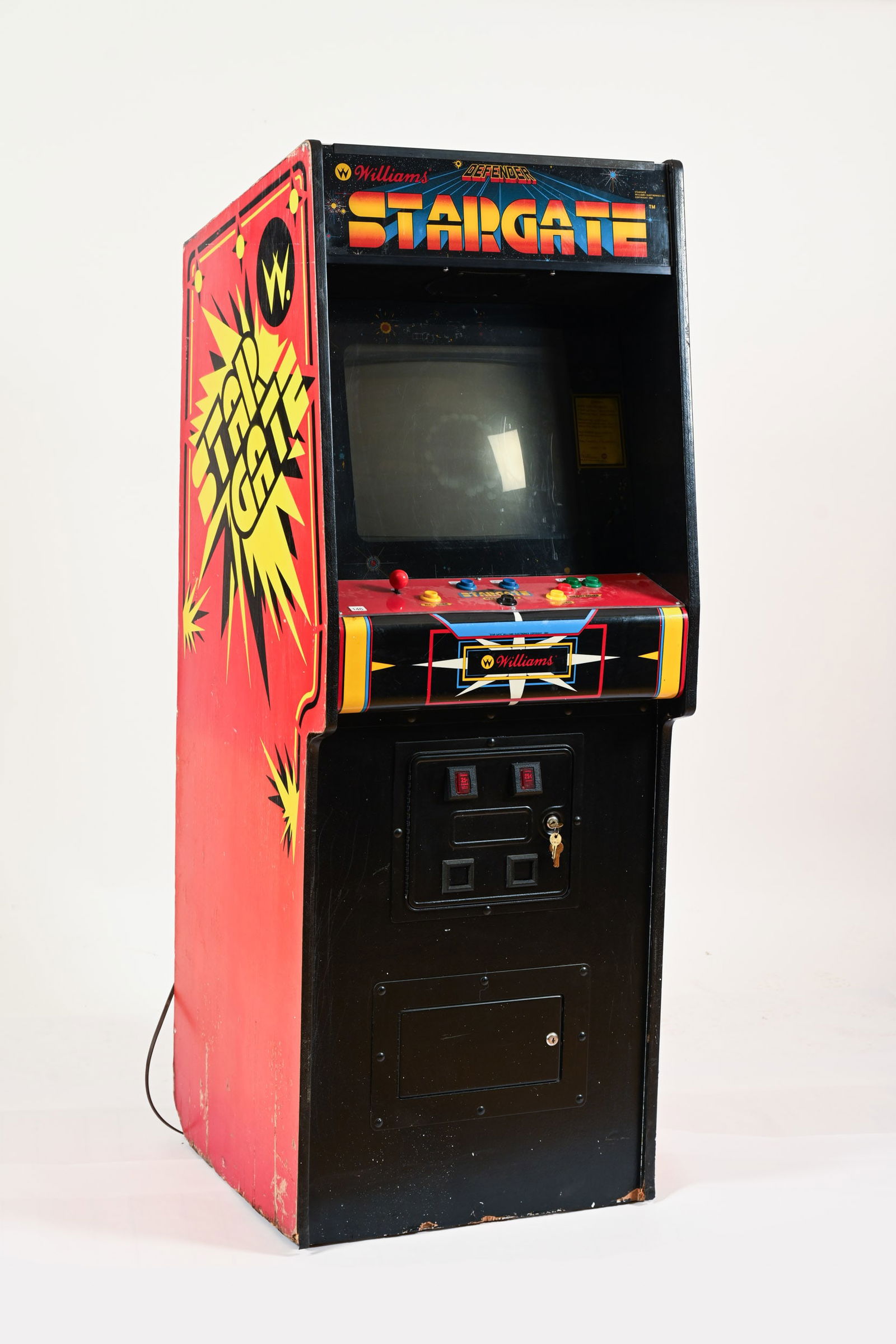 1981 WILLIAMS STARGATE DEFENDER ARCADE GAME: 1981 WILLIAMS STARGATE DEFENDER ARCADE GAME WILLIAMS ELECTRONICS INC ORIGINAL CONDITION IN GOOD CONDITION WORKING JOYSTICK STUCK IN DOWN POSITION WILL NOT START TWO PLAYER GAME NEW CR2032 COIN CELL BA