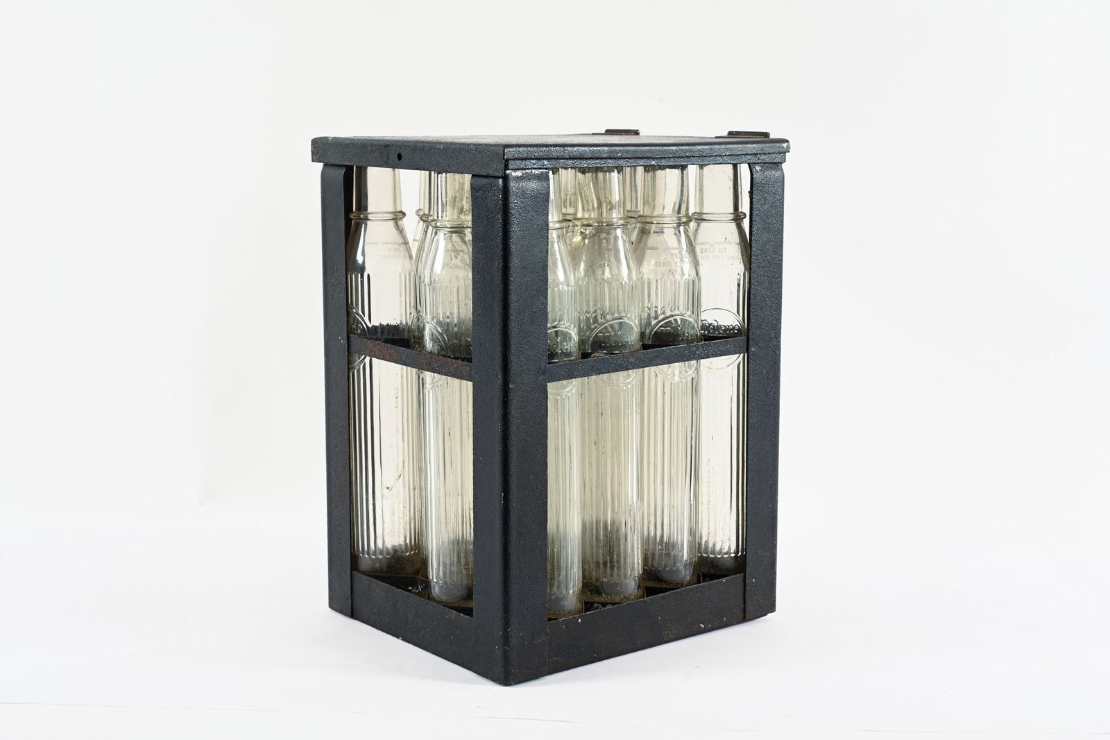 FULL CASE OF TIOLENE MOTOR OIL GLASS QUART BOTTLES: FULL CASE OF TIOLENE MOTOR OIL GLASS QUART BOTTLES THE PURE OIL CO. INCLUDES 16 EMBOSSED GLASS QUART BOTTLES BOTTLES MARKED PURE OIL CO. WITH ETCHED FILL LINE BOTTLES IN GOOD CONDITION ONE