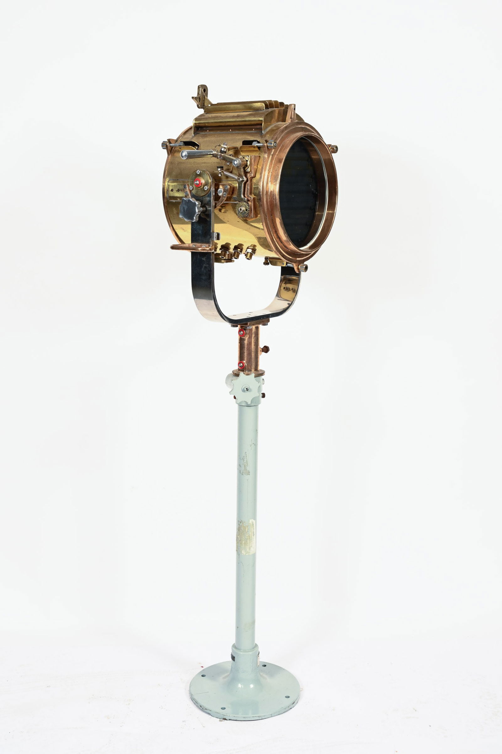 FRANCIS SEARCHLIGHT 250MM SIGNALLING PROJECTOR: FRANCIS SEARCHLIGHT MARINE 250MM SIGNALLING PROJECTOR FRANCIS SEARCH LIGHTS LTD. UNION ROAD, BOLTON ENGLAND VERY GOOD ORIGINAL CONDITION SERIAL NUMBER D15801 MARKED 1995 BRASS HOUSING WITH PEDESTAL ST