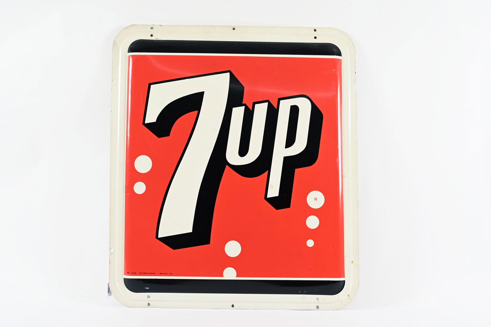 1965 7UP CONVEX TIN SIGN: 1965 7UP CONVEX TIN SIGN MARKED STOUT SIGN CO. ST. LOUIS, MO, MADE IN U.S.A. VERY GOOD CONDITION STRONG COLOURS AND GLOSS MINOR DENTING AT BOTTOM LEFT BUBBLE LIGHT SURFACE SCRATCHES WITH MINIMAL
