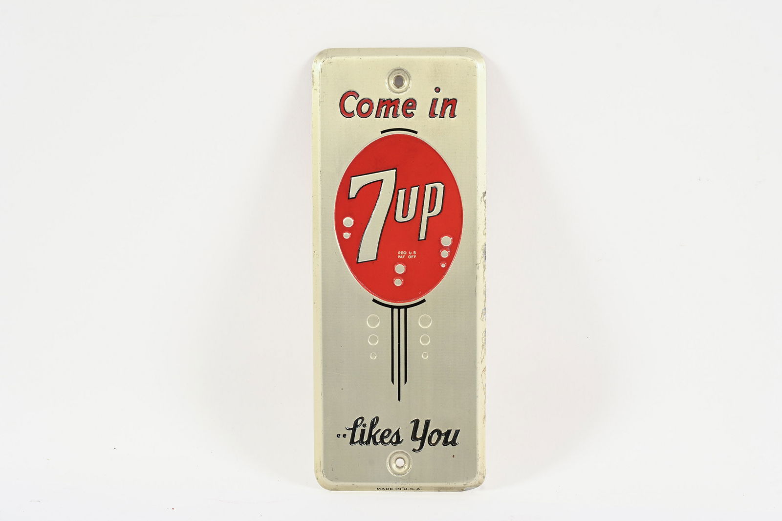"COME IN" 7UP LIKES YOU ALUMINUM PALM PUSH: "COME IN" 7UP LIKES YOU ALUMINUM PALM PUSH MARKED MADE IN U.S.A. GOOD CONDITION AND DISPLAYS WELL SOME MINOR PAINT FADING IN SCRIPT 3.5"X8.5" *ALL ITEMS GUARANTEED AUTHENTIC BY SHACKELTON