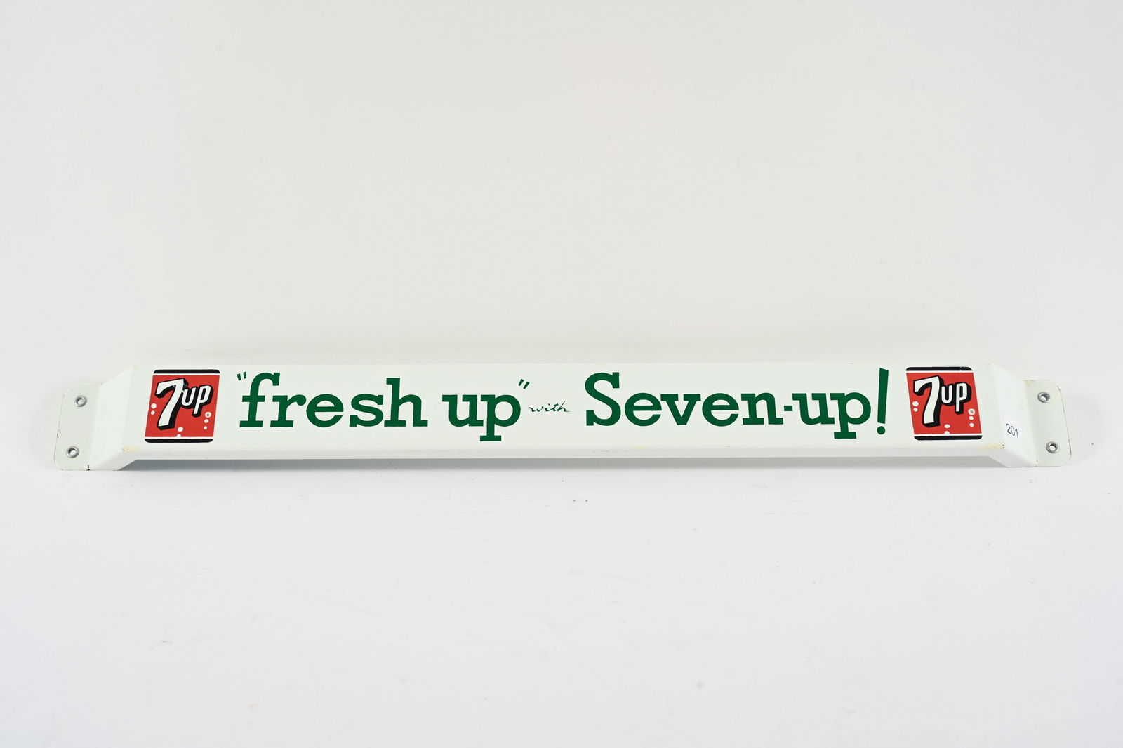 "FRESH UP" WITH 7UP PORCELAIN PUSH BAR: "FRESH UP" WITH 7UP PORCELAIN PUSH BAR NOT MARKED STRONG COLOURS AND GLOSS FIELD IN NEAR MINT CONDITION MINOR TOUCH UPS TO BOTTOM RIGHT/LEFT EDGE AND TOP RIGHT/LEFT CORNERS 31"X3" *ALL ITEMS