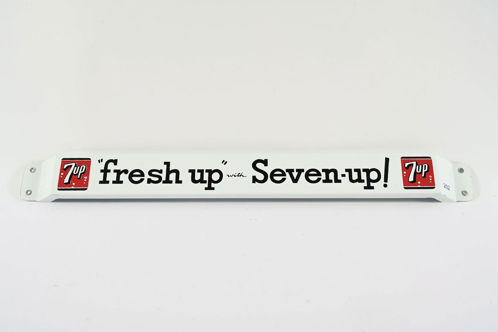 "FRESH UP" WITH 7UP PORCELAIN PUSH BAR: "FRESH UP" WITH 7UP PORCELAIN PUSH BAR MARKED CERAMETAL STREETSVILLE FIELD IN NEAR MINT CONDITION SMALL CHIP OF PORCELAIN LOSS AT TOP LEFT EDGE 31"X3" *ALL ITEMS GUARANTEED AUTHENTIC BY
