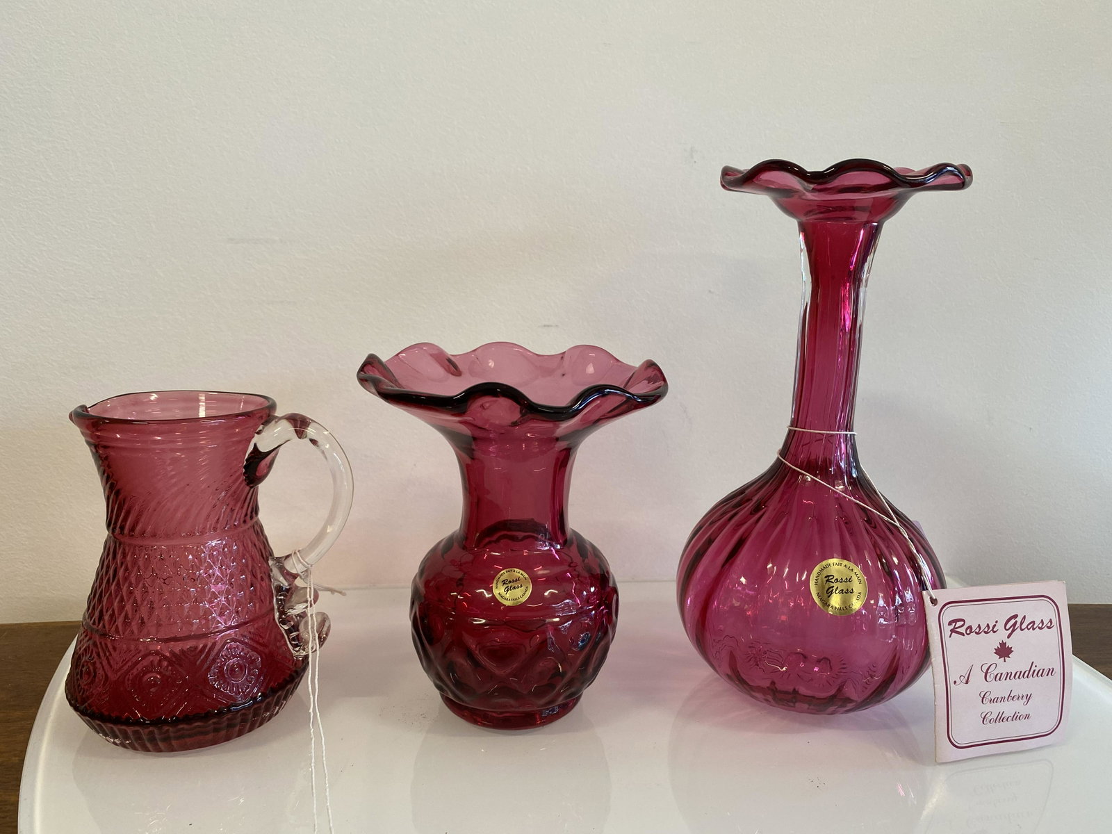 Lot "Rossi" blown cranberry glass: For your consideration is a lot of 3 pieces Rossi cranberry glass. Rossi glass out of Niagara Canada The cranberry color achieved is by fusing crystal with 22K gold Owner Maestro Angelo Rossi is a Ven