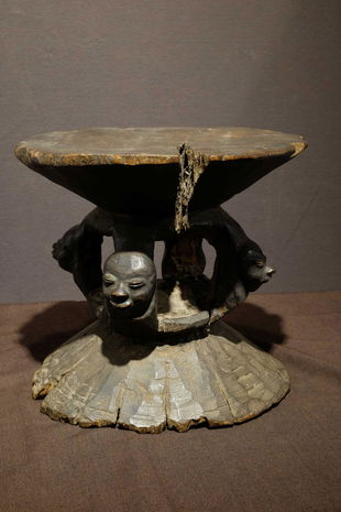 Pende Stool 4 heads
Prov: Desaive collection