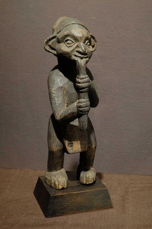 Bamileke Flute Player figure
Prov: Gaetan Schoonbroodt