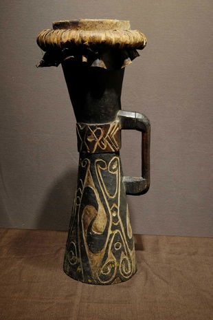 A Kundu drum –Asmat PNG
Prov: Donald Taitt collection