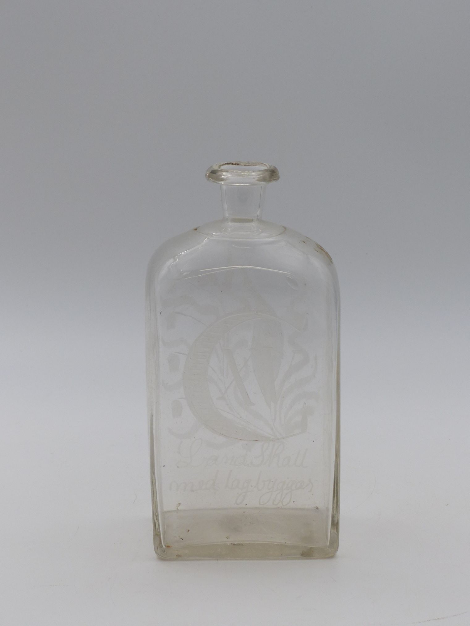 Extra Large Clear Decanter with Roman Numerals: This exceptional extra-large clear decanter features intricate engravings of Roman numerals alongside delicate floral designs. The craftsmanship and clarity of the glass exemplify skilled glassmaking