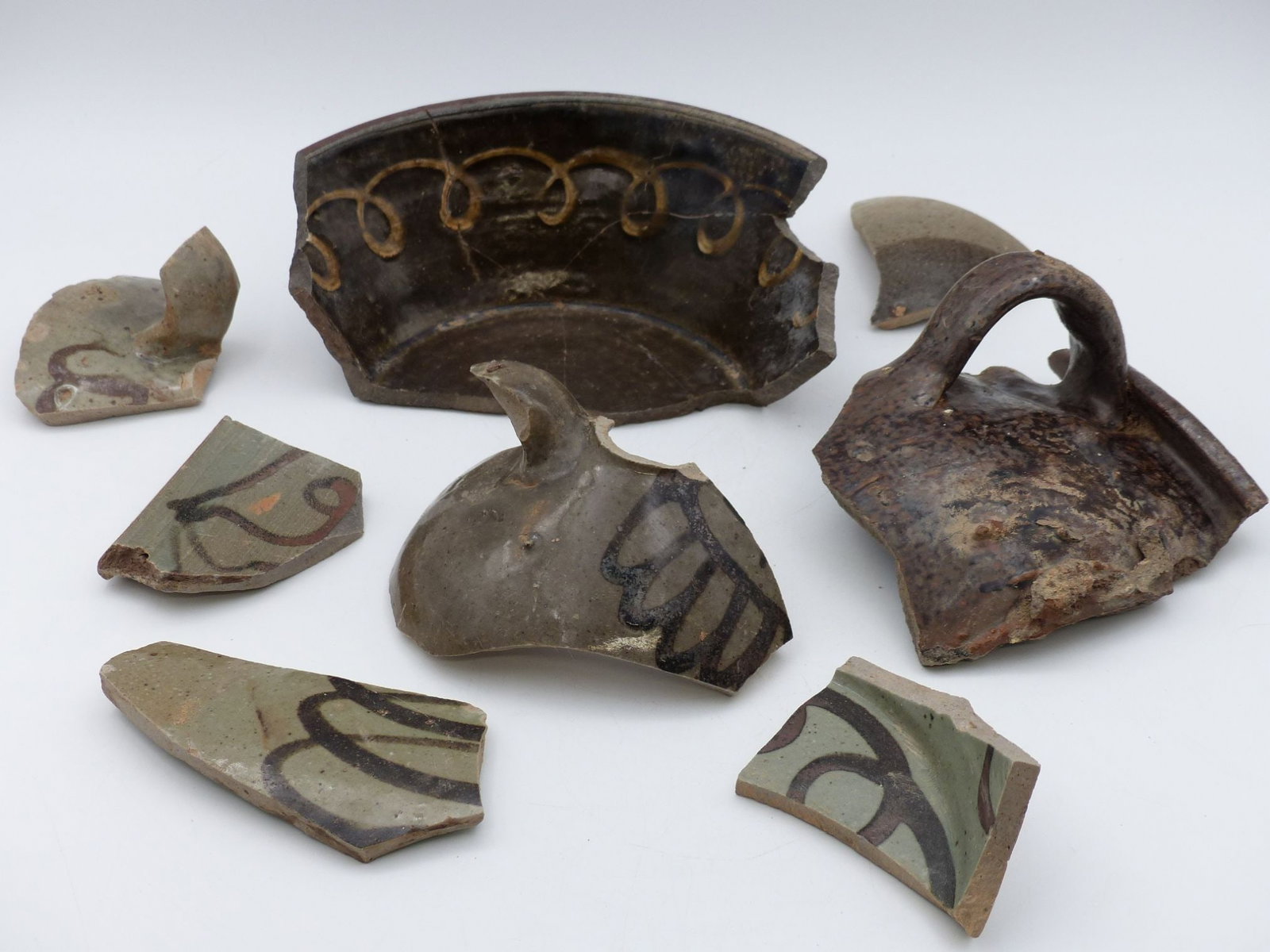 Trap & Chandler Half-Bowl & Chamberpot Shards: This collection features an intriguing assortment of Trap & Chandler half-bowl and chamberpot shards, showcasing exemplary craftsmanship from the period. The artifacts display intricate designs and gl