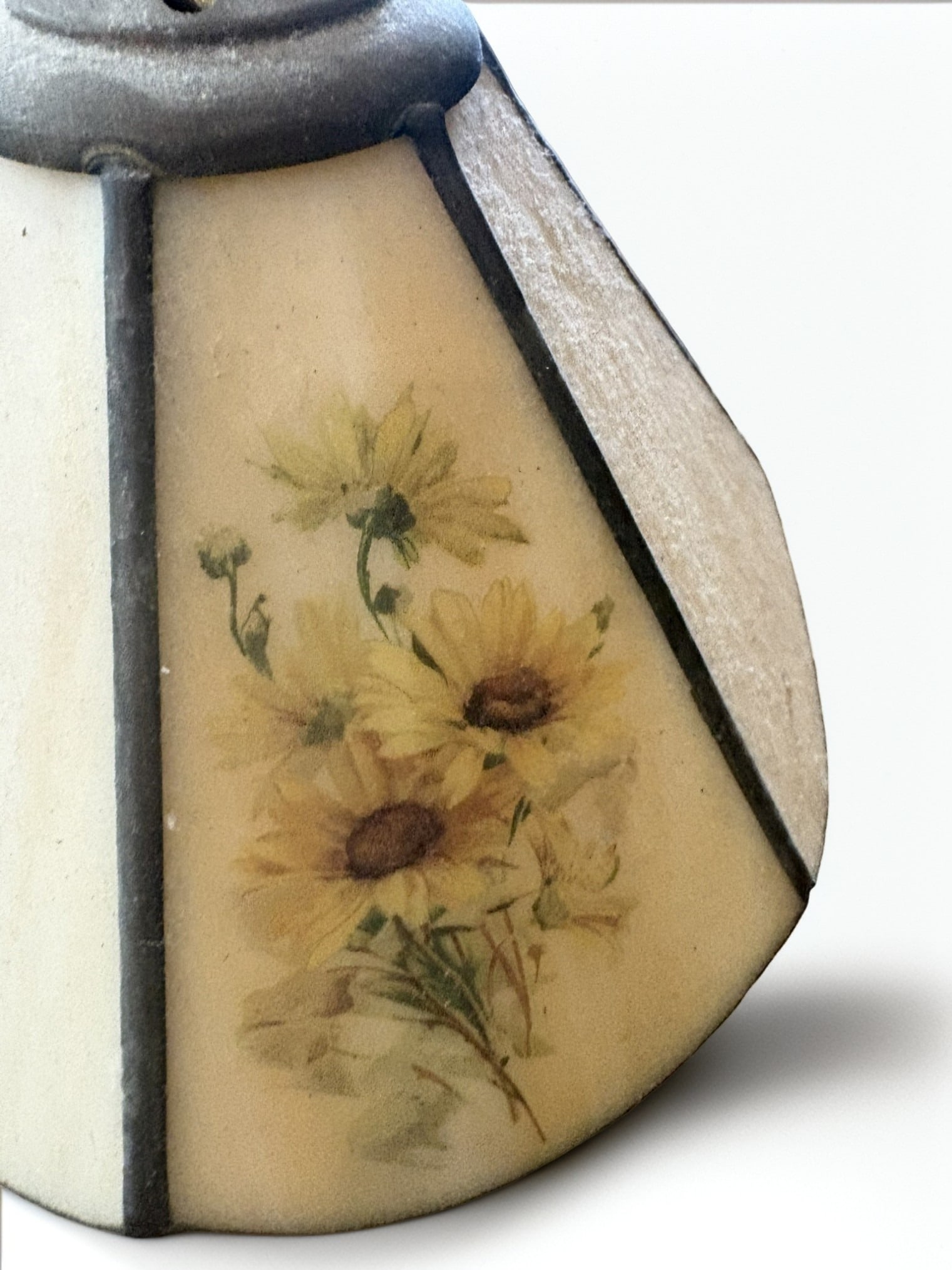 Meyda Tiffany-Style Floral Accent Lamp: This charming accent lamp features a multi-paneled, cream-colored glass shade decorated with delicate, hand-painted sunflower motifs. The shade is supported by a slender, cast-metal base with an antiq