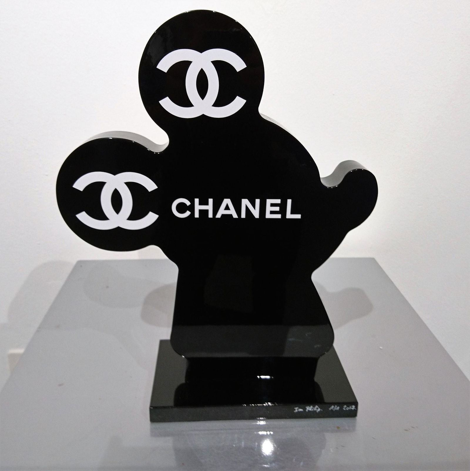 Ian Philip - MKS Black Chanel Sculpture en résine, (1 of 3)