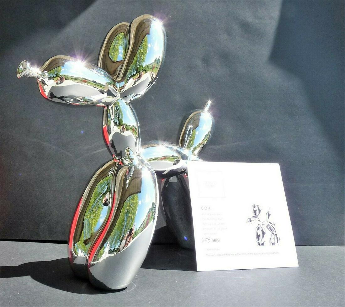 Jeff Koons (d'après) - Balloon Dog Silver: Jeff Koons (d'après) - Balloon Dog Silver_x000D_ _x000D_ Sculpture en résine coulée à froid_x000D_ Edition limitée à 999 ex (numéro gravé sous le pied)_x000D_ E