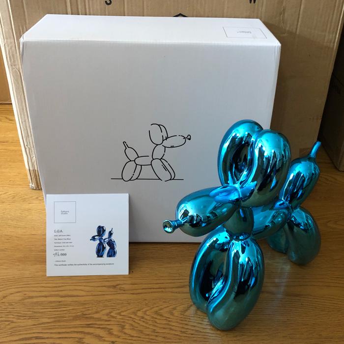 Jeff Koons (d'après) - Balloon Dog Blue: Jeff Koons (d'après) - Balloon Dog Blue_x000D_ _x000D_ Sculpture en résine coulée à froid_x000D_ Edition limitée à 999 ex (numéro gravé sous le pied)_x000D_ Edi
