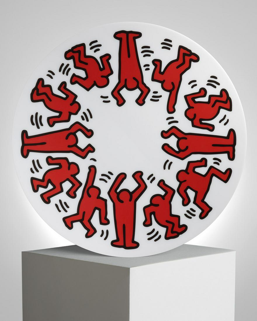 Keith Haring (after) - Red on White Plate: Keith Haring (after) - Red on White Plate_x000D_ _x000D_ Coffret d'une assiette Keith Haring en porcelaine de Limoges_x000D_ Diam : 210 mm_x000D_ Fabriquée en France_x000D_ _x000D_ Set of one Lim