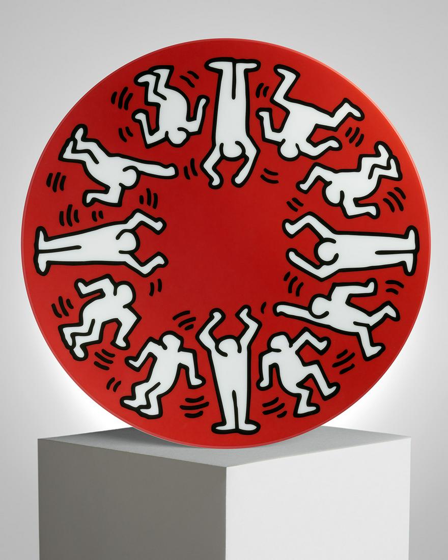 Keith Haring (after) - White on Red Plate: Keith Haring (after) - White on Red Plate_x000D_ _x000D_ Coffret d'une assiette Keith Haring en porcelaine de Limoges_x000D_ Diam : 210 mm_x000D_ Fabriquée en France_x000D_ _x000D_ Set of one Lim