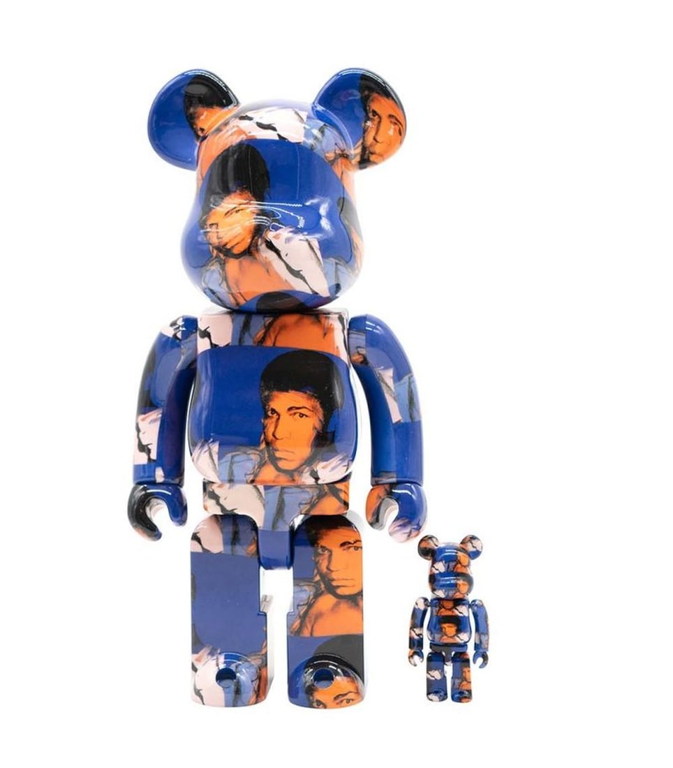 BE@RBRICK - Bearbrick Andy Warhol Muhamad Ali 400% + 100%: BE@RBRICK - Bearbrick Andy Warhol Muhamad Ali 400% + 100%2021Vinyl Art Toy28 × 13 × 10 cmComes in original boxPerfect conditionJouet d'art en vinyle28 × 13 × 10 centimètresLivré dans sa boite d'