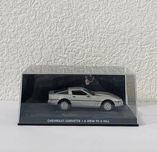 James Bond 007 - Chevrolet Corvette (A view to kill): James Bond 007 - Chevrolet Corvette (A view to kill)Car model in metal alloy with plastic details. Scale: 1/43. Length: 10 cm. James Bond and Aki figures. 3D film scene diorama with a clear top.