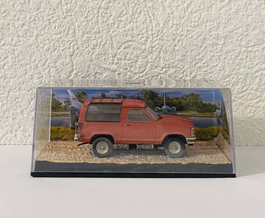 James Bond 007 - Willys Jeep M606 (Octopussy): James Bond 007 - Willys Jeep M606 (Octopussy)Car model in metal alloy with plastic details. Scale: 1/43. Length: 10 cm. James Bond and Aki figures. 3D film scene diorama with a clear top.