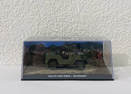 James Bond 007 - Toyota 2000GT (You only live twice): James Bond 007 - Toyota 2000GT (You only live twice)Car model in metal alloy with plastic details. Scale: 1/43. Length: 10 cm. James Bond and Aki figures. 3D film scene diorama with a clear top.