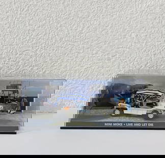 James Bond 007 - Mini Moke (Live and let die): James Bond 007 - Mini Moke (Live and let die)Car model in metal alloy with plastic details. Scale: 1/43. Length: 10 cm. James Bond and Aki figures. 3D film scene diorama with a clear top.