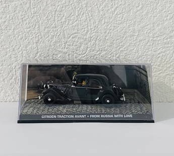 James Bond 007 - Citroen Traction Avant (From Russia with love): James Bond 007 - Citroen Traction Avant (From Russia with love)Car model in metal alloy with plastic details. Scale: 1/43. Length: 10 cm. James Bond and Aki figures. 3D film scene diorama with a