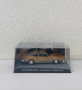 James Bond 007 - AMC Matador Coupe (The man with the golden gun): James Bond 007 - AMC Matador Coupe (The man with the golden gun)Car model in metal alloy with plastic details. Scale: 1/43. Length: 10 cm. James Bond and Aki figures. 3D film scene diorama with a