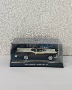 James Bond 007 - Ford Fairlane (Die Another Day): James Bond 007 - Ford Fairlane (Die Another Day)Car model in metal alloy with plastic details. Scale: 1/43. Length: 10 cm. James Bond and Aki figures. 3D film scene diorama with a clear top.