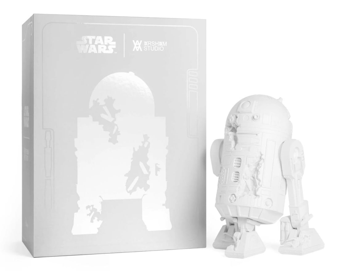 Daniel Arsham - R2-D2: Future Artifact, 2023: Daniel Arsham - R2-D2: Future Artifact, 2023White cast resin sculpture. Limited edition of 500. Comes in original box. New, 30.8 x 17.8 x 21 cmSculpture en résine coulée blanche. Édition limitée �