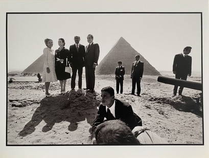 René Burri - Egypte, pyramides de Gizeh, 1974: René Burri - Egypte, pyramides de Gizeh, 1974Photographic print on fine art Hahnemühle paper, not signed, numbered /500. Printed in 2018. Very good condition, 18 x 24 cm.Tirage photographique sur