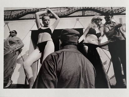 Susan Meiselas - The Belly Stage, 2017: Susan Meiselas - The Belly Stage, 2017Photographic print on fine art Hahnemühle paper, not signed, numbered /700. Printed in 2017. Very good condition, 18 x 24 cm.Tirage photographique sur papier