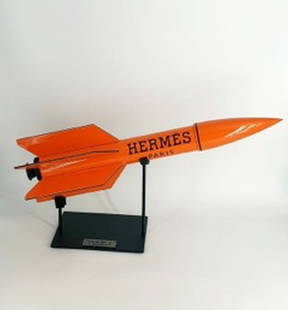 REMY AILLAUD - MISSILE HERMES: REMY AILLAUD - MISSILE HERMESAvec malletteorangeSculpture technique mixte45 x 4.5 -11cmWith case orange Mixed media Sculpture 45 x 4,5 x 11 cm
