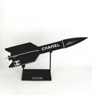 REMY AILLAUD - MISSILE CHANEL: REMY AILLAUD - MISSILE CHANELAvec malletteNoirSculpture technique mixte45 x 4.5 -11cmWith case Black Mixed media Sculpture 45 x 4,5 x 11 cm