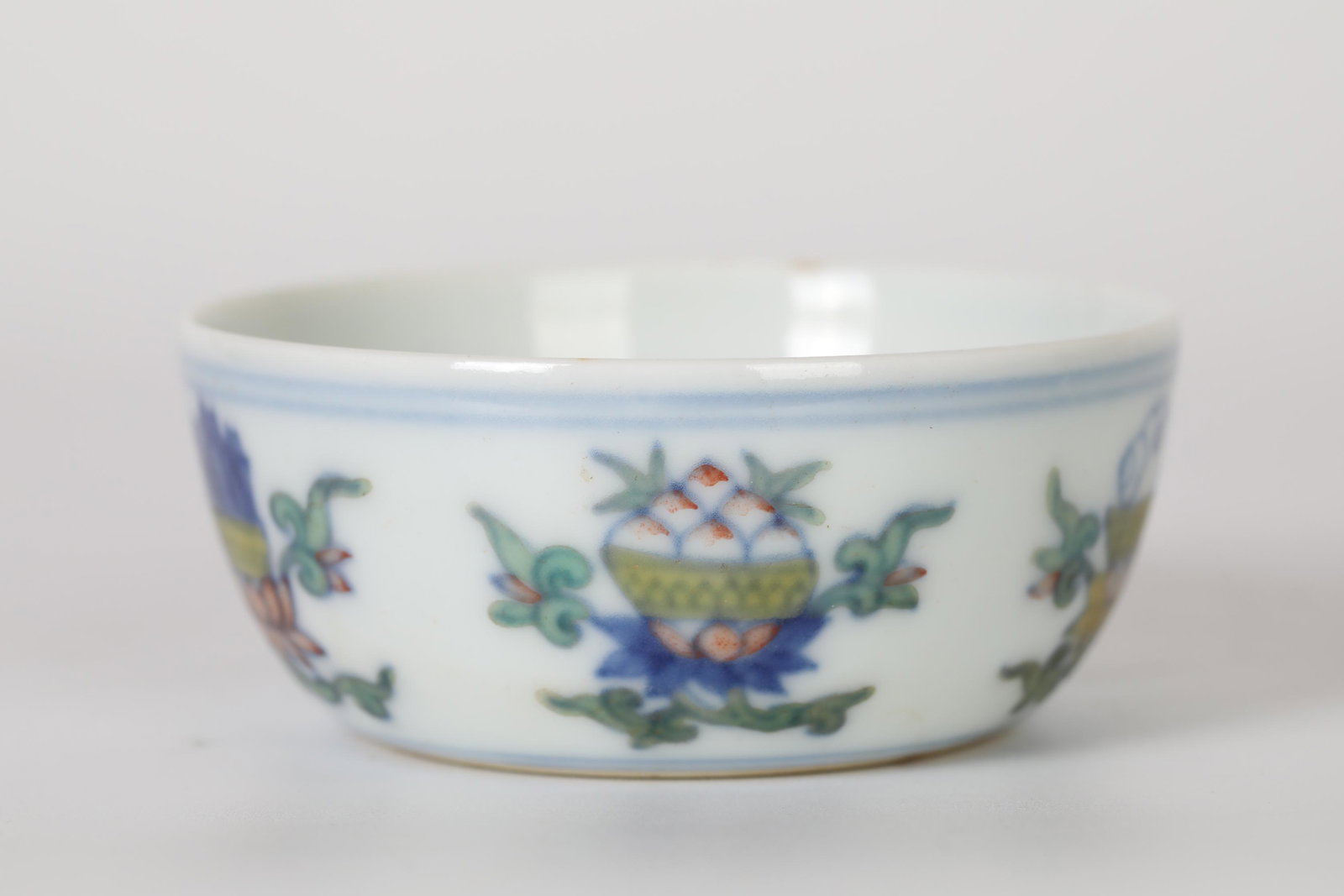 Doucai pier type water cup: Ming,The pier type water cup beautiful, full and beautiful, elegant and meaningful, with fine viviparous quality and glazed color.Doucai shi color elegant, exquisite color collocation, graceful and gr
