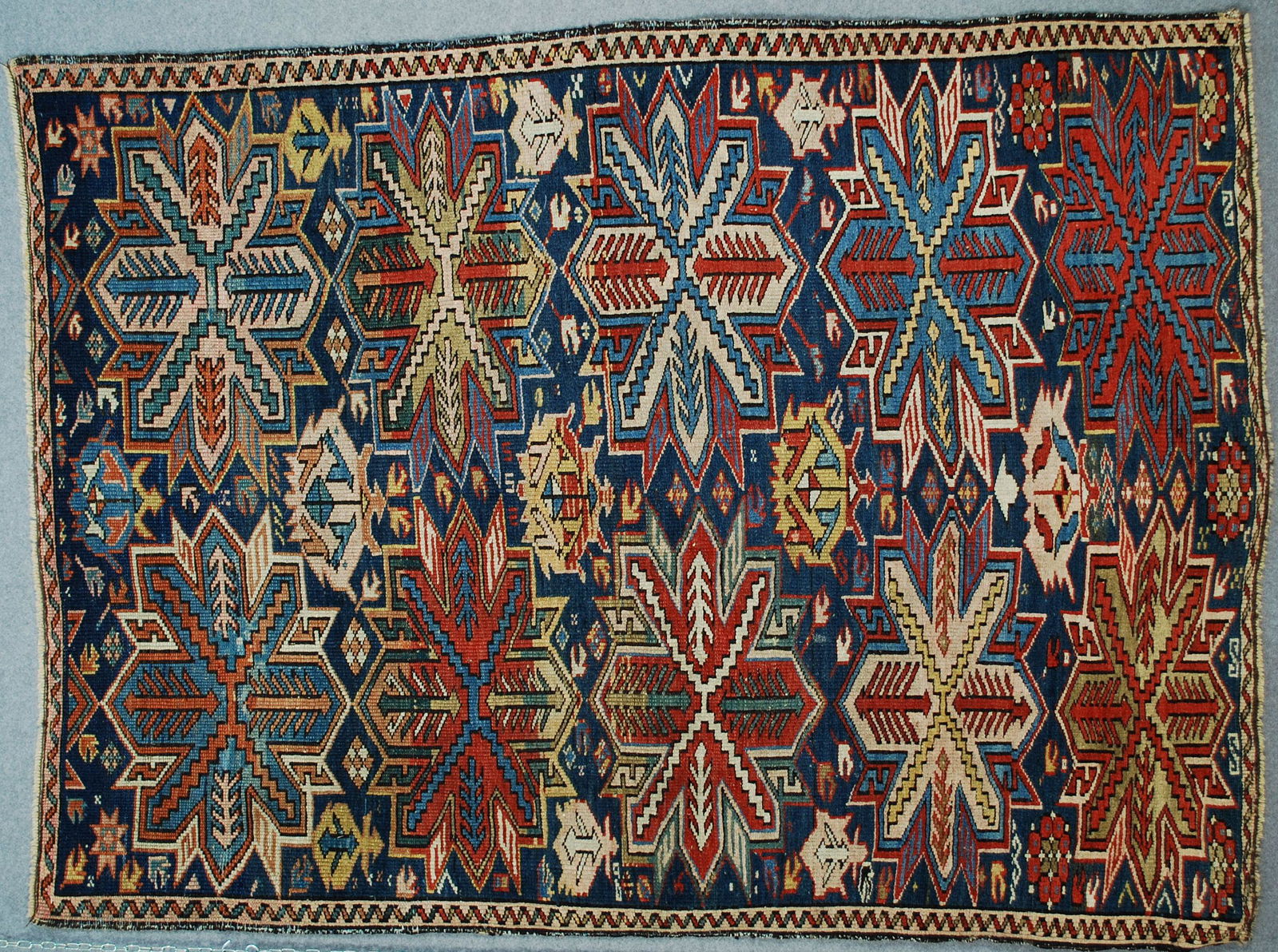 Tappeto Kuba in lana a disegno Crivelli.: Tappeto Kuba in lana. Disegno Crivelli. Caucaso. Circa 1900. Ottimo stato di conservazione. Mis. Lung. cm. 118 Alt. cm. 159 ca. Val. 2500/3500