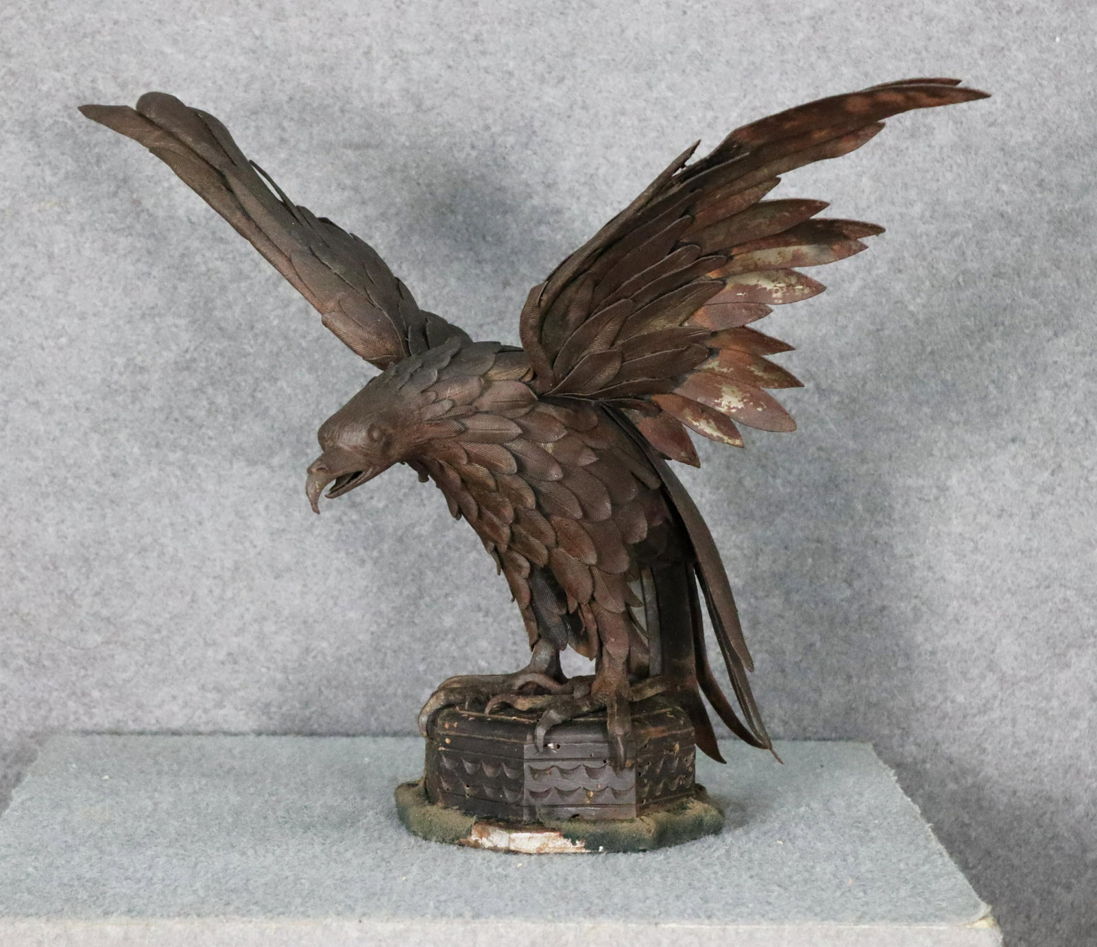 Scultura in ferro.: Scultura in ferro finemente cesellato e sbalzato raff. ''AQUILA''. Base ottagonale in legno e ferro. Inizi XX secolo. Mis. Lung. cm. 53 Alt. cm. 31 Prof. cm. 27 ca. Val. 350/500