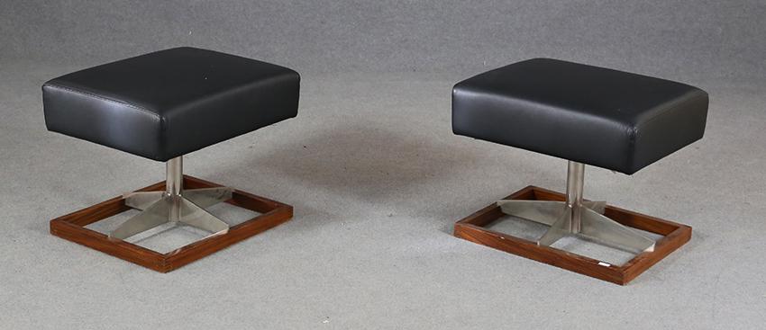 GIULIO MOSCATELLI for FORMANOVA. Pair of stools: GIULIO MOSCATELLI (1917-1994) per FORMANOVA. Coppia di sgabelli in legno, metallo e pelle. Anni '70. Ottime condizioni. Mis. Lung. cm. 53 Alt. cm. 45 Prof. cm. 44 ca. Val. 1500/2000