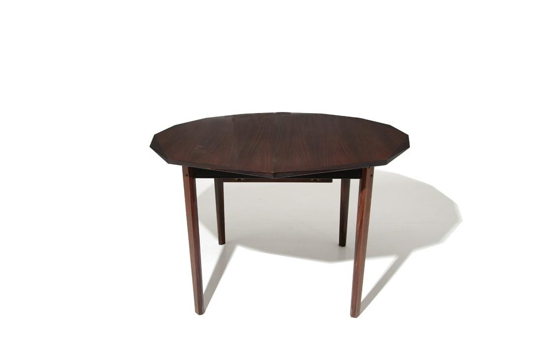 GIANNI MOSCATELLI. Wooden table: GIANNI MOSCATELLI (1930) per FORMANOVA. Tavolo allungabile in legno nobile. Anni '60. Mis. Alt. cm. 75 Diam. cm. 120 ca. Val. 1000/1200